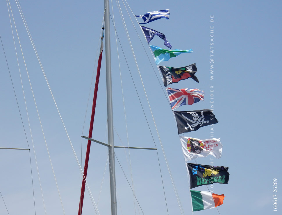 Fotografie Matthias Schneider 160617-26289 Flaggen an Charter-Segelyacht