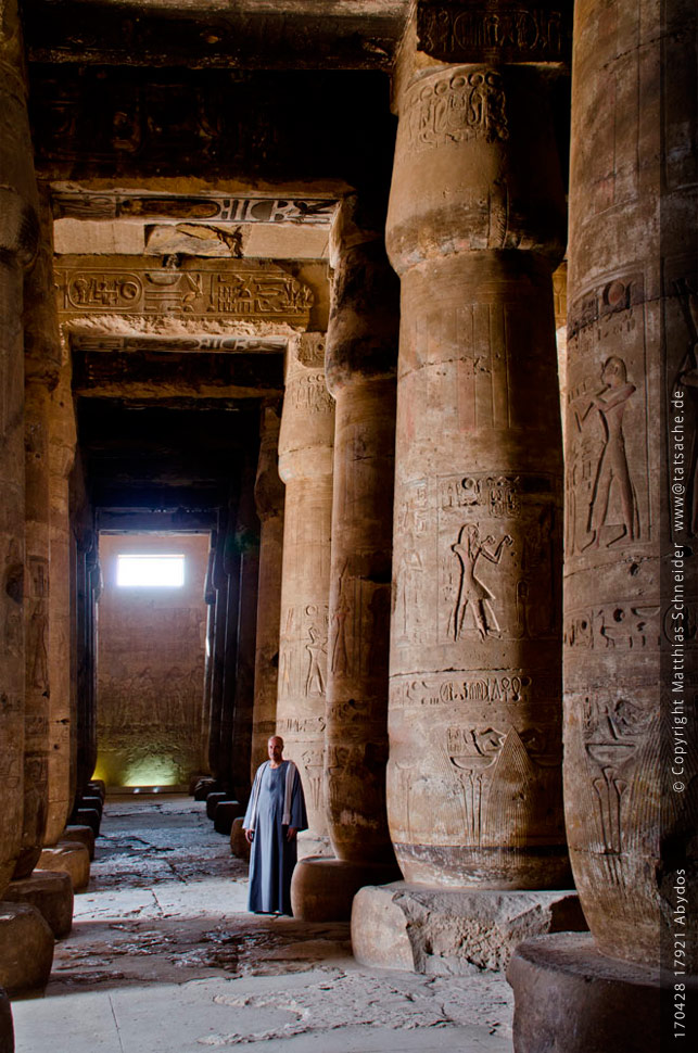 Fotografie (c) Matthias_Schneider 170428_17921_Abydos-Tempel_Saeulenhalle_Araber