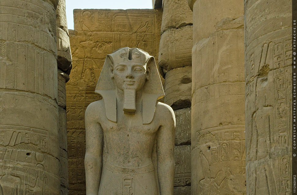 Fotografie Matthias Schneider 11121601912 Statue im ersten Hof des Luxor-Tempels