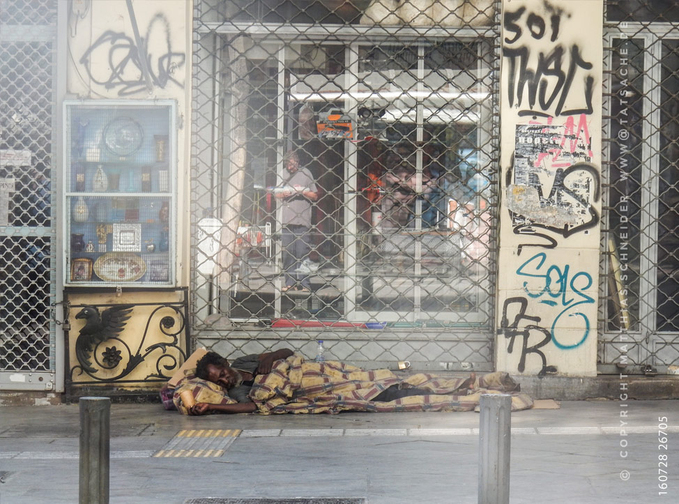 Fotografie Matthias Schneider 160728-26705 Obdachloser in Athen