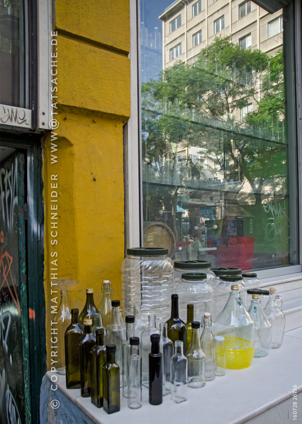 Fotografie Matthias Schneider 160728-26716 Geschäft mit Flaschen aller Art · Athen